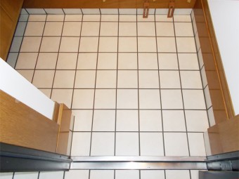 玄関タイルを貼替えて外出も気持ちよく 玄関タイルを貼替えて外出も気持ちよく